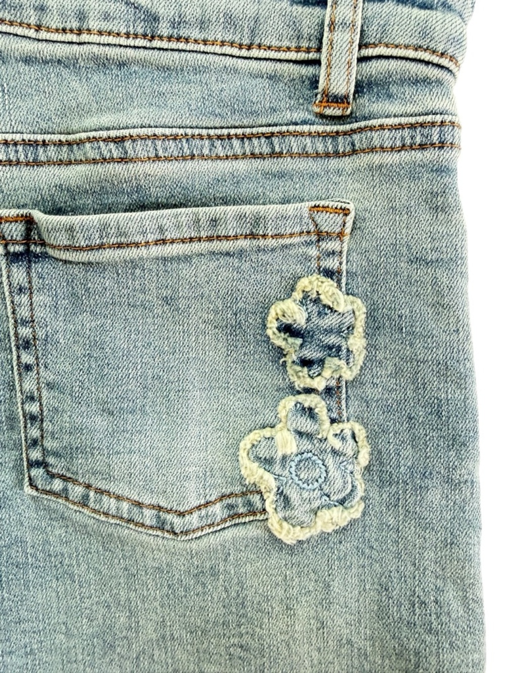 Tractr Denim Shorts Girls Light Wash Size 14 Crochet Flower Patch Frayed NWT - Picture 6 of 11